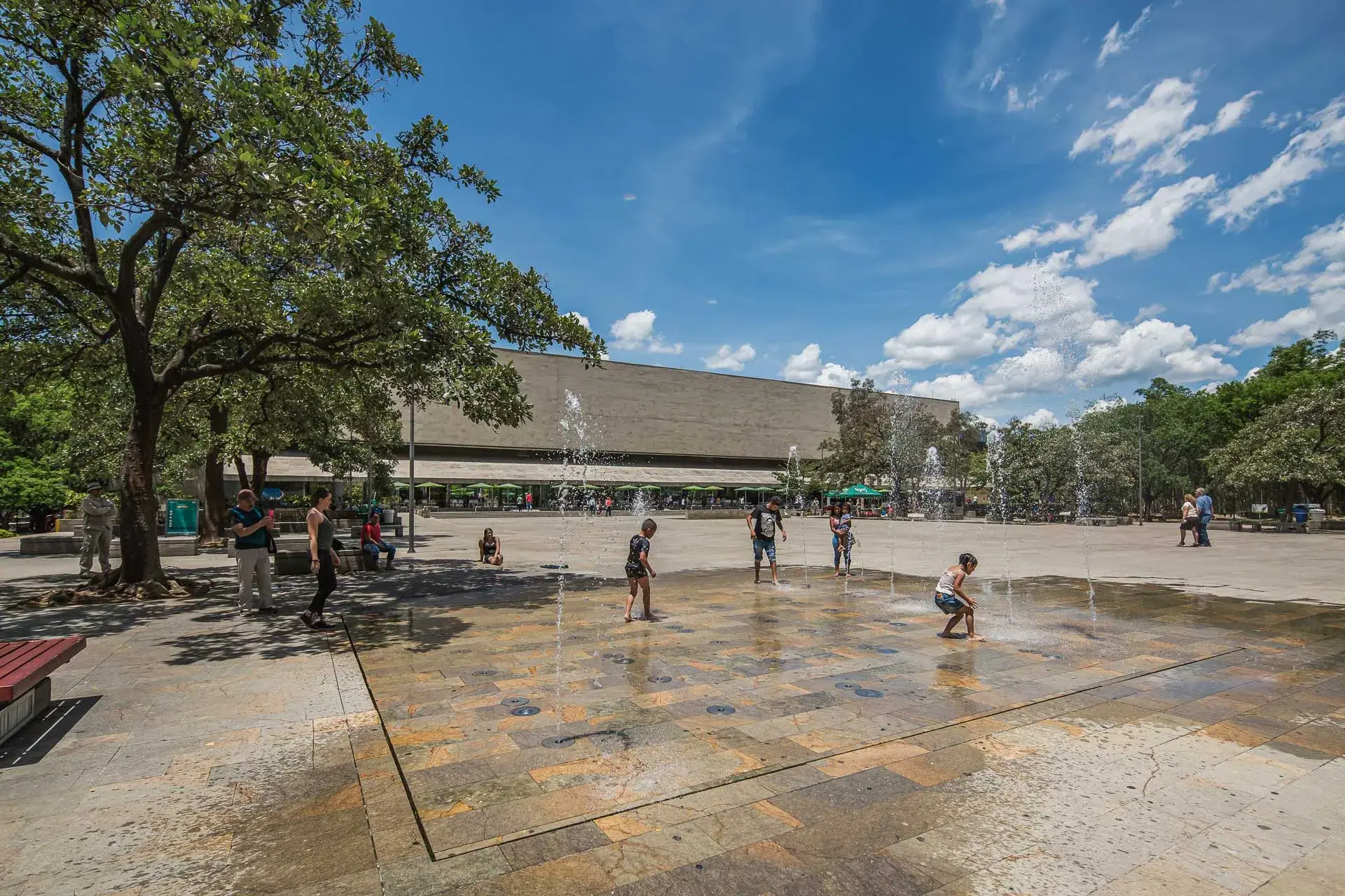 Fuentes de agua interactivas y niños jugando en el Parque de los Pies Descalzos por +udeb.